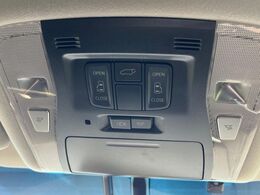 【両側パワースライドドア】スマートキーや運転席のスイッチで後席両側スライドドアの開閉が可能♪電動だから力を入れてドアを開ける必要が無く、小さなお子様でも簡単に開け閉めでき快適です♪