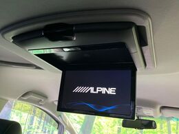 【10型フリップダウンモニター】大画面モニターで後席でもエンタメをお楽しみいただけます。小さなお子様にも大人気の装備です♪