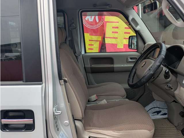 広々とした運転席です！ぜひ1度ご来店いただきご乗車ください！