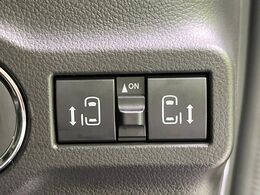 【両側パワースライドドア】スマートキーや運転席のスイッチで後席両側スライドドアの開閉が可能♪電動だから力を入れてドアを開ける必要が無く、小さなお子様でも簡単に開け閉めでき快適です♪