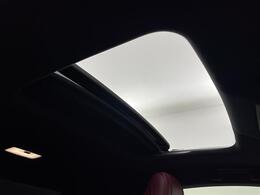 【ムーンルーフ】天井から太陽の穏やかな光や爽やかな風を取り込むことができる、トヨタの「サンルーフ」です！頭上のスイッチでムーンルーフを開閉することができます。
