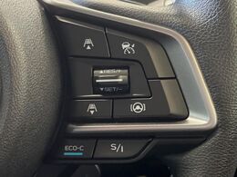 【全車速追従機能付クルーズコントロール】高速道路での長距離走行が楽に！！自動で速度を保つクルーズコントロールが、衝突軽減システムと連携し、前方の車両を感知して車間を保つように速度調節してくれます！！