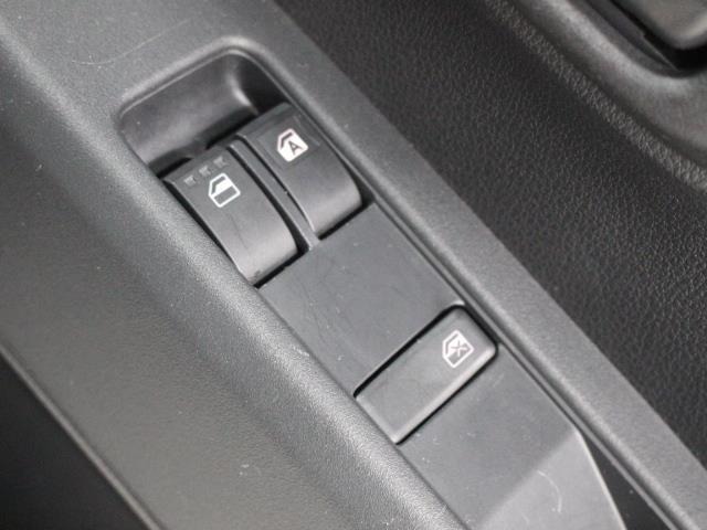 運転席からも操作可能な前席パワーウィンドウが装備されています。