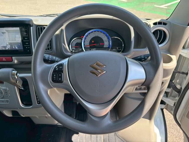 【ステアリングスイッチ】運転中、前方から目線をそらすことなく、オーディオ等の操作が可能な便利機能！