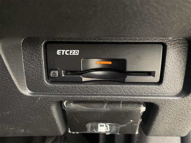 【ETC】有料道路を利用する際に料金所で停止することなく通過できる、ETC車載器（ノンストップ自動料金収受システム機器）が装備されています。セットアップを行うことで利用可能になります。