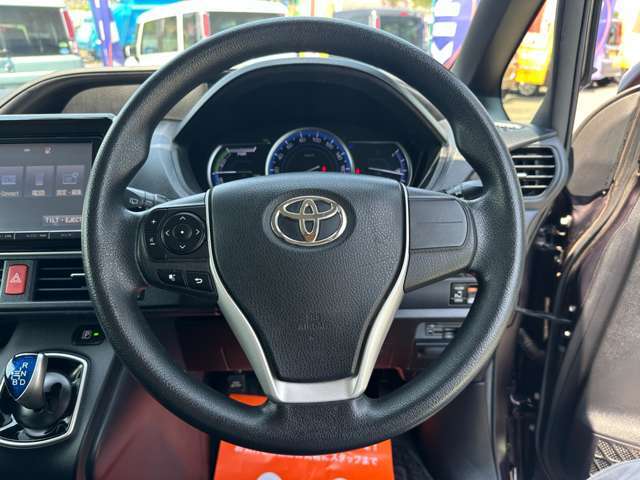 毎日触れるハンドル部分はこちら。運転手を守るエアバックも装備しているので、安心してお乗りいただけます。
