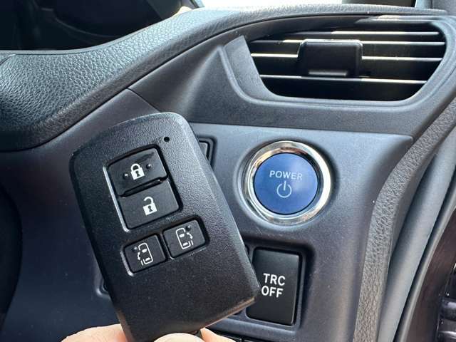 キーが車内にあれば、ブレーキを踏んでエンジンの始動や停止が出来ます。バックからキーを探さなくてもスムーズに発進できるのが嬉しいですね