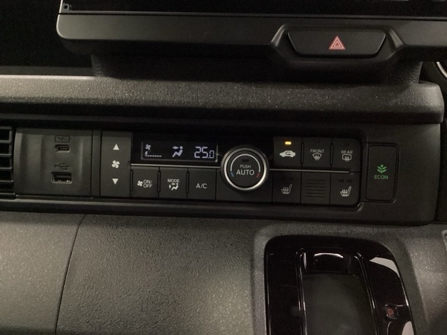 運転席のシートヒーターで寒い日もすぐに温かくなり快適に過ごせます。2段階の温度調整が可能です。
