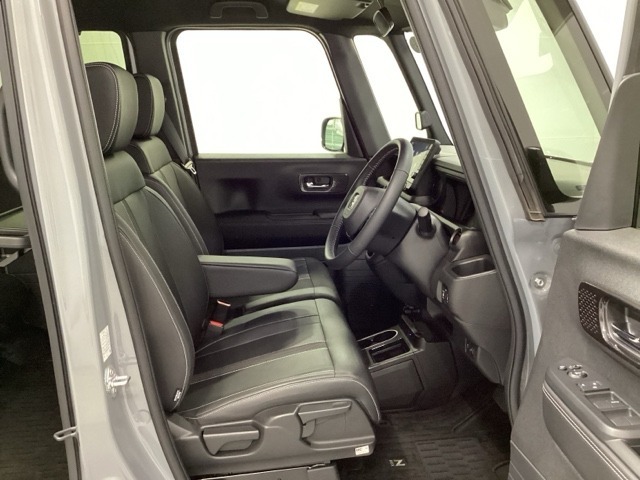 フロントは助手席と繋がったベンチシートです。運転席は、高さを調整できるハイトアジャスター付きです。