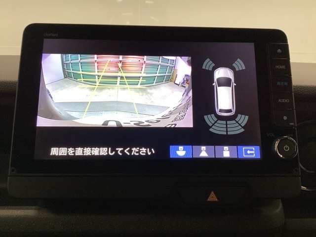 ガイド線表示機能付きのバックカメラで、バックでの車庫入れも安心です。