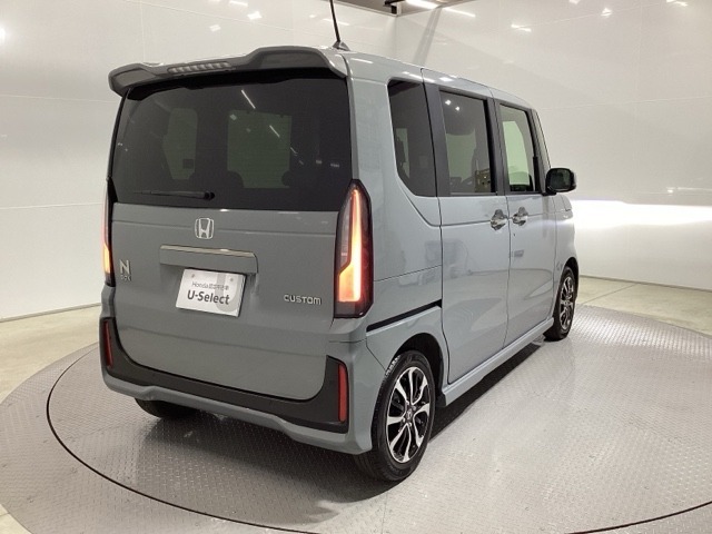 プライバシーガラスが装備されています。外を見るときには気にならずに、後方車両からは車内が見えにくい設計です。