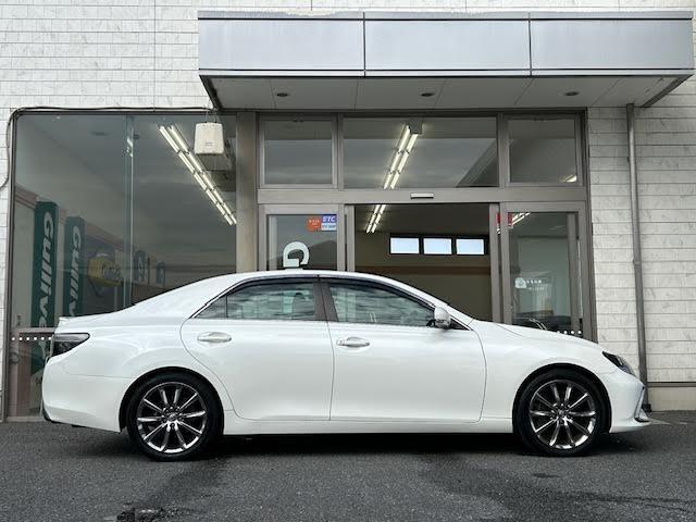 【右】商談ルームには「キッズスペース」を完備しています。DVD、ブロック、絵本、おままごとセット。お子様連れでも、ゆっくりとお車をお選びいただけます！