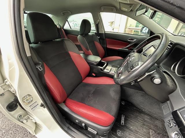 【運転席】座り心地が良いシートなので長時間の運転でも快適にお過ごしいただけます。新品のフロアマットのご注文も可能です。掲載箇所以外にご希望の写真がございましたらお気軽にお問い合わせ下さい。