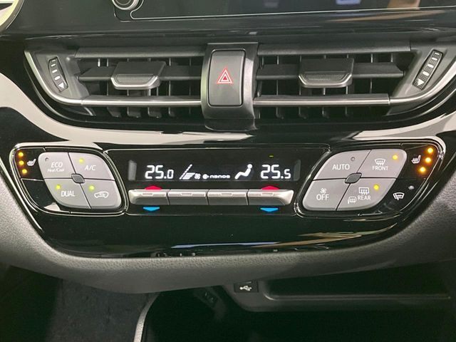 【左右独立型フルオートエアコン】運転席と助手席でそれぞれお好みの温度に設定可能。同乗者にも配慮した、快適な空調をお届け致します。