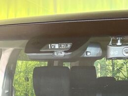 【三菱e-Assist】走行中に前方の車両等を認識し、衝突しそうな時は警報とブレーキで衝突回避と被害軽減をアシスト。より安全にドライブをお楽しみいただけます。