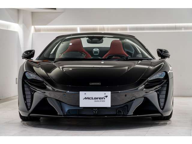 LEDヘッドライトはマクラーレン・スピードマークロゴをイメージしたデザインとなっています。
