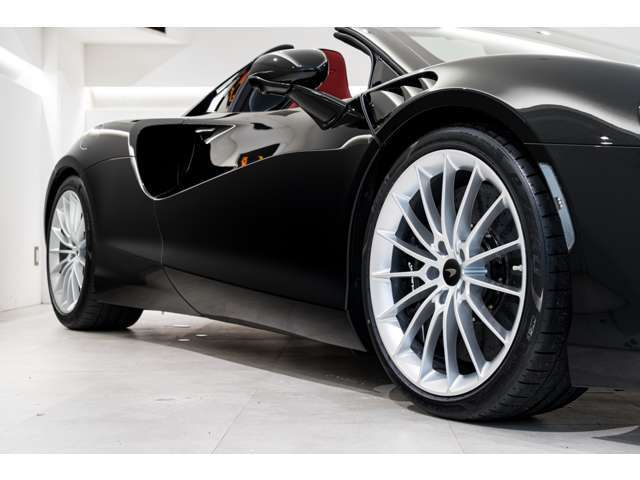 15-Spoke SLW ST-D Cast Alloy Wheelが装着されております。
