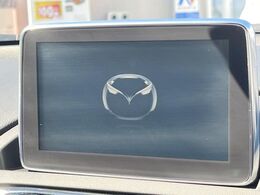 【マツダコネクトナビ】車内の雰囲気にマッチした一体型タイプのナビ。各種車輌設定やBluetooth再生等、様々な機能が楽しめます。直感的なダイヤル操作が可能で、使い勝手も良好です。