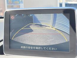 【バックカメラ】駐車時に後方がリアルタイム映像で確認できます。大型商業施設や立体駐車場での駐車時や、夜間のバック時に大活躍！運転スキルに関わらず、今や必須となった装備のひとつです！
