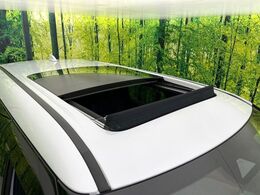 【サンルーフ】開放感たっぷりの希少装備、サンルーフが装着されています！車内に明かりを取り入れたり景色を楽しむ以外にも、車内の空気も簡単に換気できて快適です！