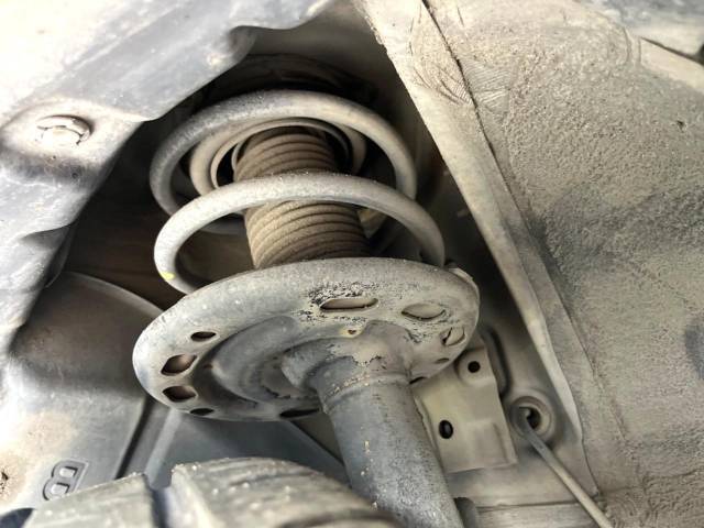 お車を安心してお乗りいただく為には、足回りの定期点検が欠かせません。サービスサポート（有償保証）では無料点検もご提供しており、安心のカーライフをお過ごしいただけるサポート体制が整っています。