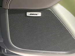 【BOSEサウンドシステム】メーカーオプションの高品位サウンドシステムを搭載。専用のチューニングが施された大小様々なスピーカーから良質なサウンドが奏でられ、臨場感あふれる音響空間を演出します。