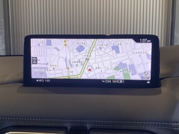 マツダコネクトはソフトウェアをアップデート出き常に最新のサービスを利用できるシステムです。ナビゲーション機能はもちろん、Bluetoothを利用してのハンズフリー通話も可能です。