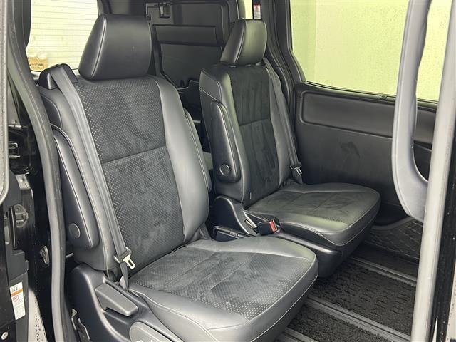 【後部座席】後席もゆったりドライブを楽しめます。内外装はプロこだわりのクリーニングで清潔なおクルマでご納車させていただきます！店舗での現車確認も承っています！