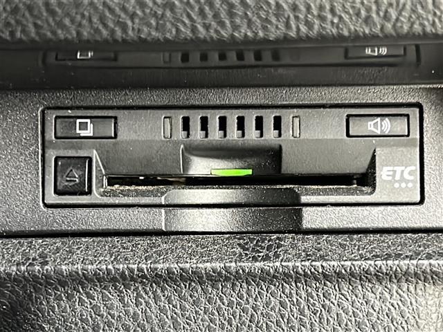 【ビルトインETC】スッキリ収納型、車のデザインと一体となった埋込み型タイプです。 配線も見えず、隙間も無いので運転席周りが洗練された空間になっています！