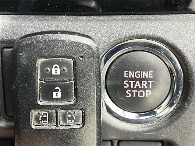 【スマートキー】ボタンひとつでドアの開閉が可能で便利な【キーレスエントリー】付！