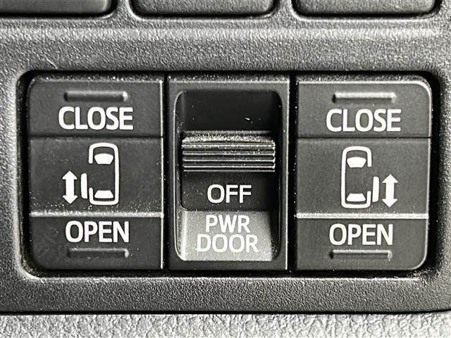 【両側パワースライドドア】小さなお子さまでもボタン一つで乗り降りラクラクです！両手に荷物を抱えている状態でもボタンを押せば自動で開閉するので、お買い物やお出かけの際にはとっても重宝します！