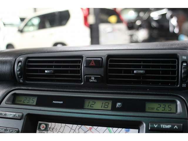 中央のエアコン吹き出し口は電動スイング機能が有ります。ルーバーの割れも無く、綺麗です！