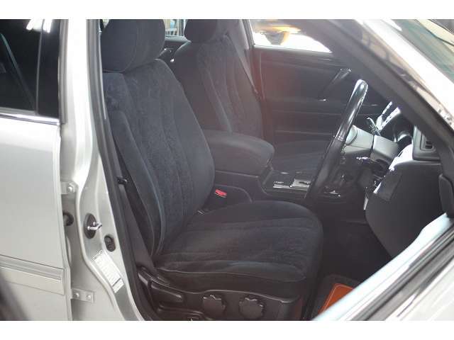 運転席です。ブラック内装で高級感が有ります。ランバーサポート部分など大きな経たりも無く、乗り心地良質です！別途追加費用で、Aftermarketシートカバーも装着できます！