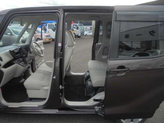 両側スライドドア5ドアです。