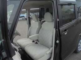 前席はベンチシートです。