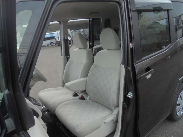 前席はベンチシートです。