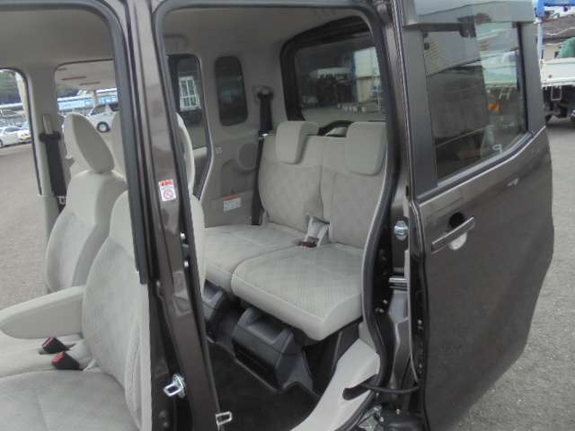 後席はシートスライド可能です。