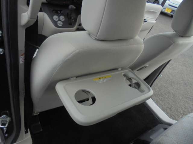 シートバックテーブル付き。