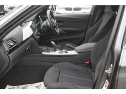 アルカンターラコンビスポーツシートと、シルバーパネルのインテリアはスポーツグレードならでは。走行少ない車両だけに使用感も感じられない綺麗なコンディションです！