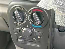 寒い冬も暑い夏も全席に快適な空調を届けてくれる、ダイヤル式エアコンを装備♪