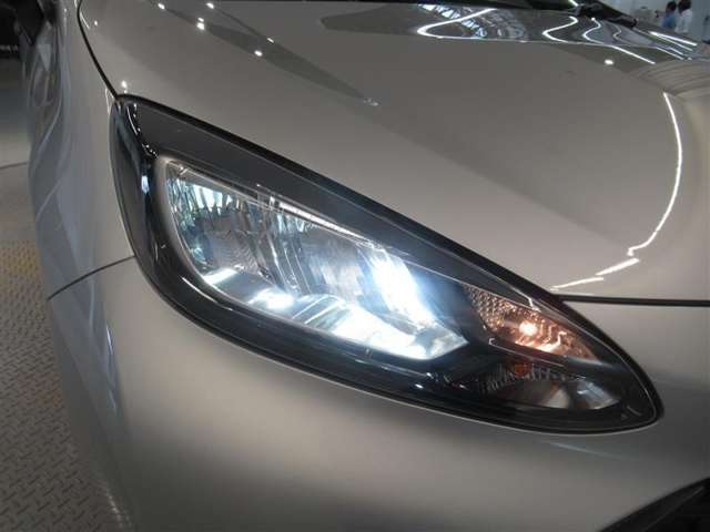 LEDヘッドランプ。消費電力も少なく寿命も長いのがLEDの特徴。HIDのような点灯のタイムラグもなくパッと明るくなるのも特徴です。