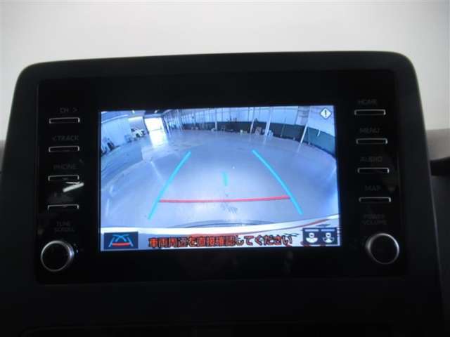 バックモニターがついていますのでバックでの駐車が苦手な方でも大丈夫です。実際のバック駐車は目視確認と合わせてお使い下さい。