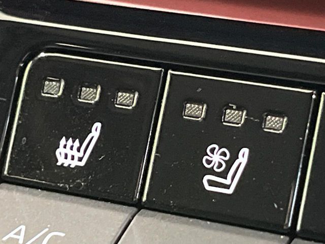 【シートベンチレーション】夏場は涼しい風でお尻や背中の熱やムレを防ぎ、冬はエアコンよりも早く温まってポカポカに！季節を問わず快適に過ごせます。