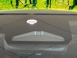 【プリクラッシュセーフティ】前方の車両等を検知し、衝突しそうな時は警報で注意を促し、ブレーキを踏む力をサポート。ブレーキを踏めなかった場合は衝突被害軽減ブレーキが作動、衝突回避をサポートします。