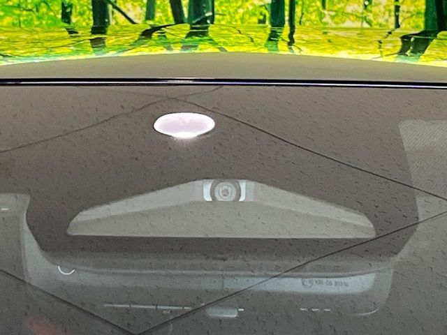 【プリクラッシュセーフティ】前方の車両等を検知し、衝突しそうな時は警報で注意を促し、ブレーキを踏む力をサポート。ブレーキを踏めなかった場合は衝突被害軽減ブレーキが作動、衝突回避をサポートします。