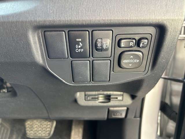 運転席側各装備スイッチになります。