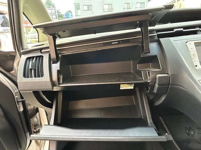助手席前のグローブボックスになります。