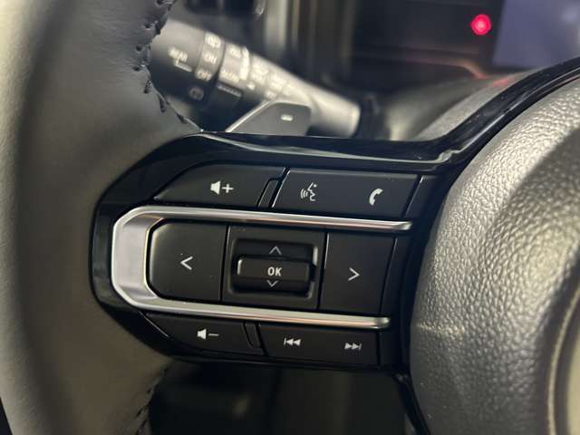 ステアリングに各種スイッチが付いてますので、運転中に余所見することがありませんね！