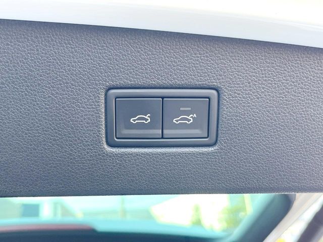 ●電動リアゲート：ワンタッチでリアゲートの開閉ができ、荷物などで両手が塞がっている状態でも簡単に開閉ができる便利機能です。