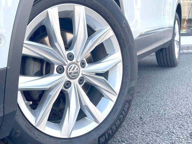 ●純正18インチアルミホイール：輸入車ならではの卓越した走りを支えるホイールと足回りです！日本車の走りに慣れている方にもぜひ体感して頂きたいほど、高いレベルでまとまっています！